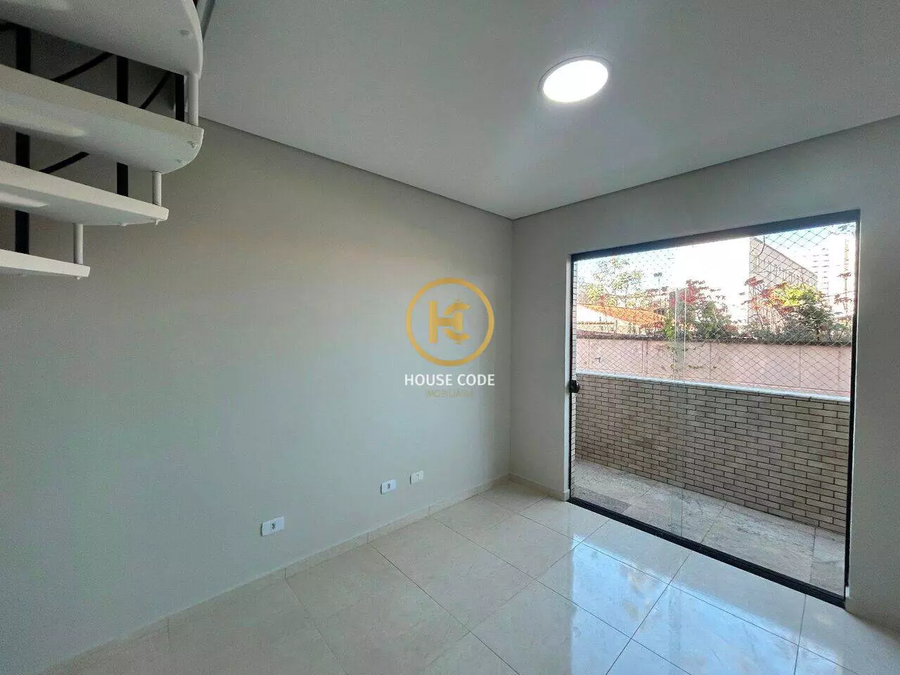 Apartamento duplex no Centro de Peruíbe para aluguel definitivo, com 80 m², sacada, cozinha planejada e localização central.