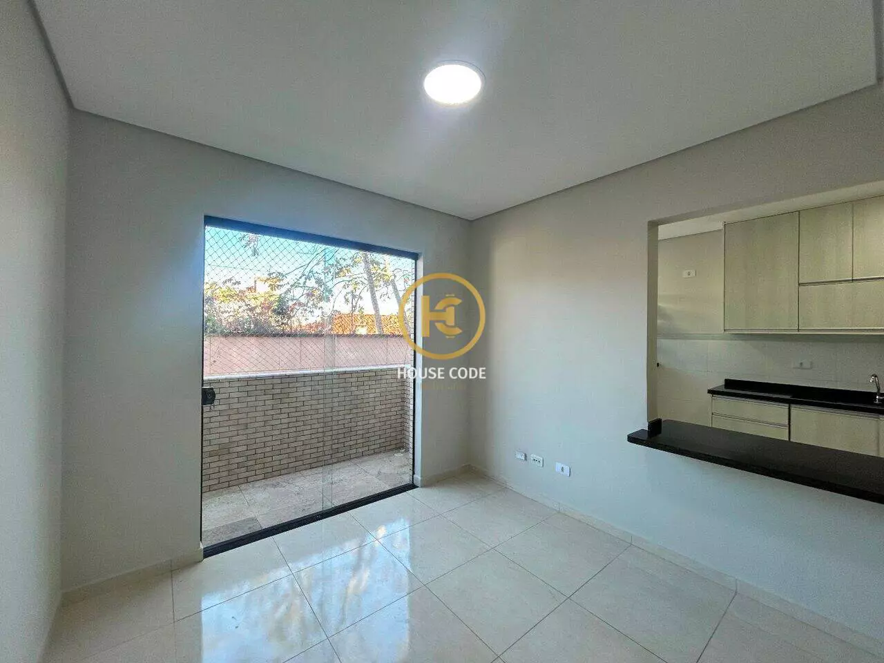 Apartamento duplex no Centro de Peruíbe para aluguel definitivo, com 80 m², sacada, cozinha planejada e localização central.