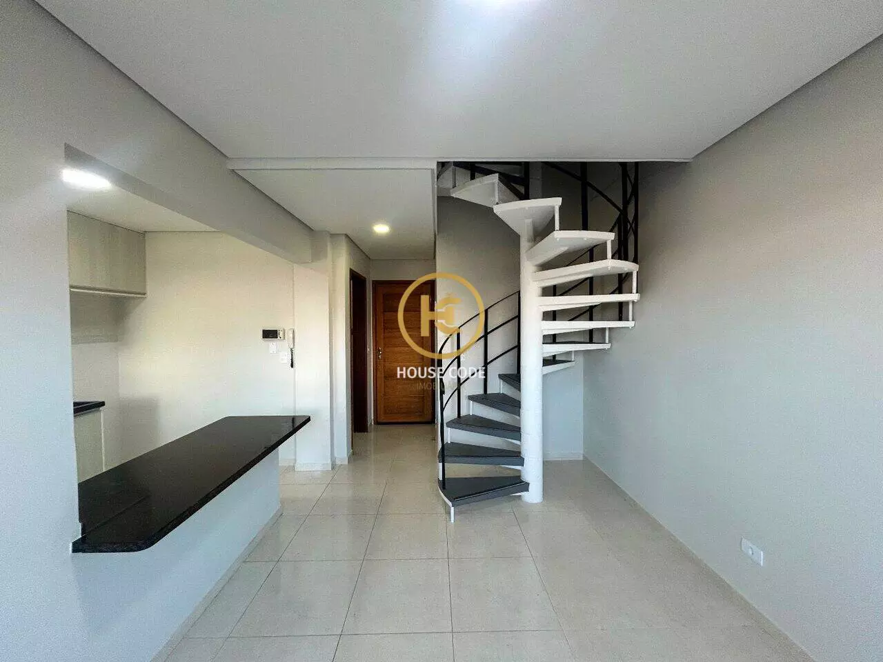 Apartamento duplex no Centro de Peruíbe para aluguel definitivo, com 80 m², sacada, cozinha planejada e localização central.