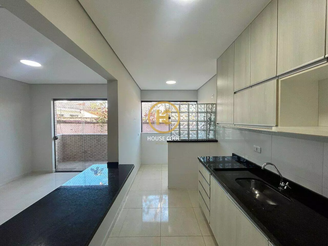 Apartamento duplex no Centro de Peruíbe para aluguel definitivo, com 80 m², sacada, cozinha planejada e localização central.