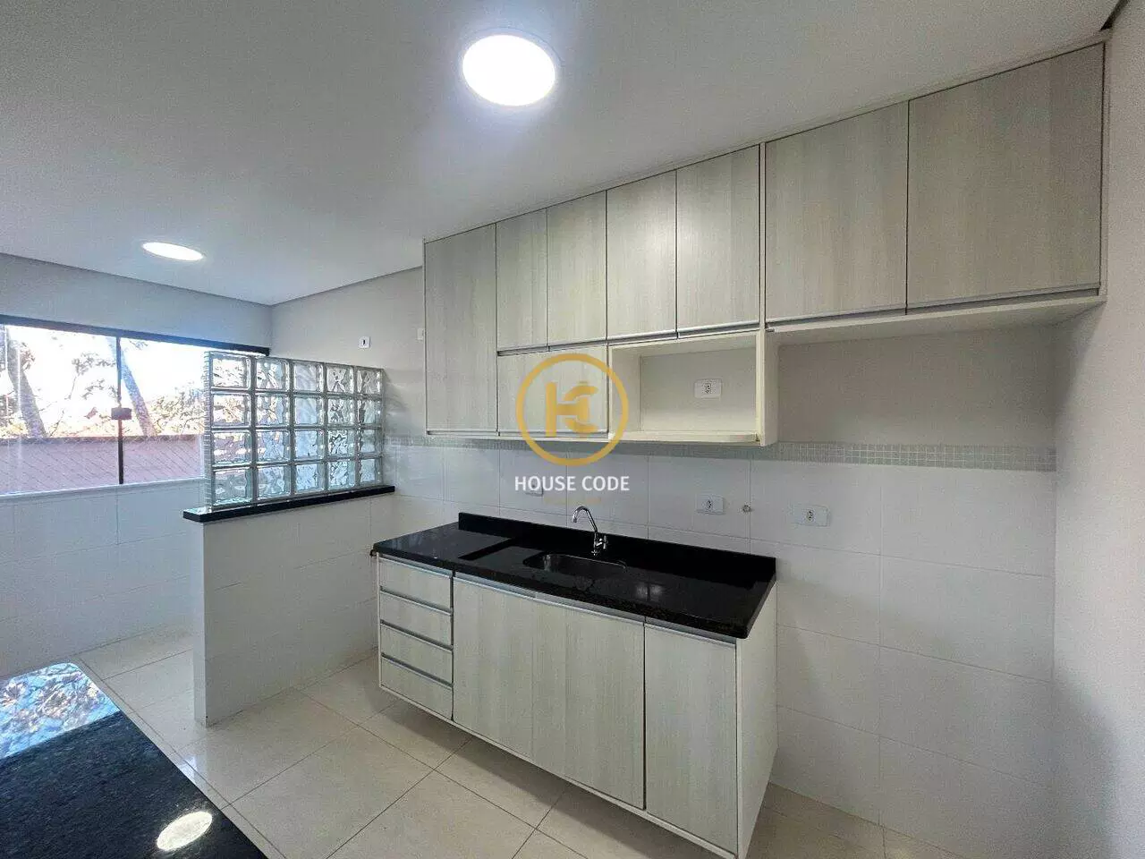 Apartamento duplex no Centro de Peruíbe para aluguel definitivo, com 80 m², sacada, cozinha planejada e localização central.