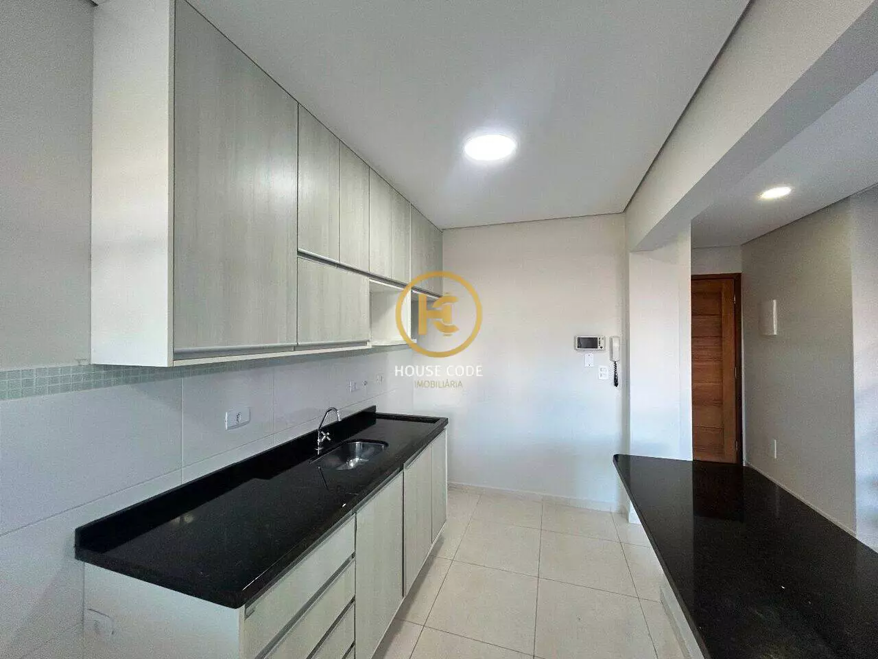 Apartamento duplex no Centro de Peruíbe para aluguel definitivo, com 80 m², sacada, cozinha planejada e localização central.