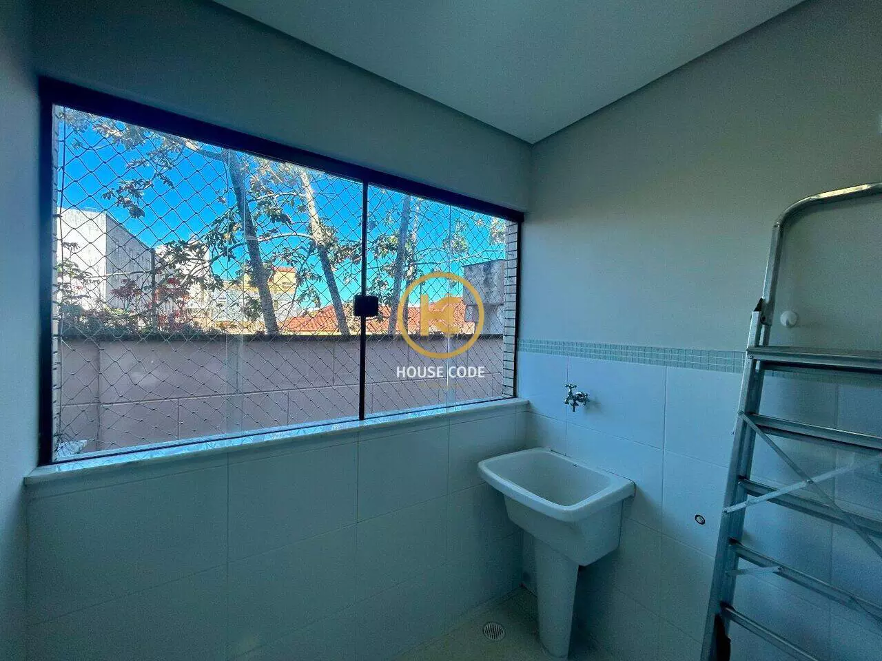 Apartamento duplex no Centro de Peruíbe para aluguel definitivo, com 80 m², sacada, cozinha planejada e localização central.