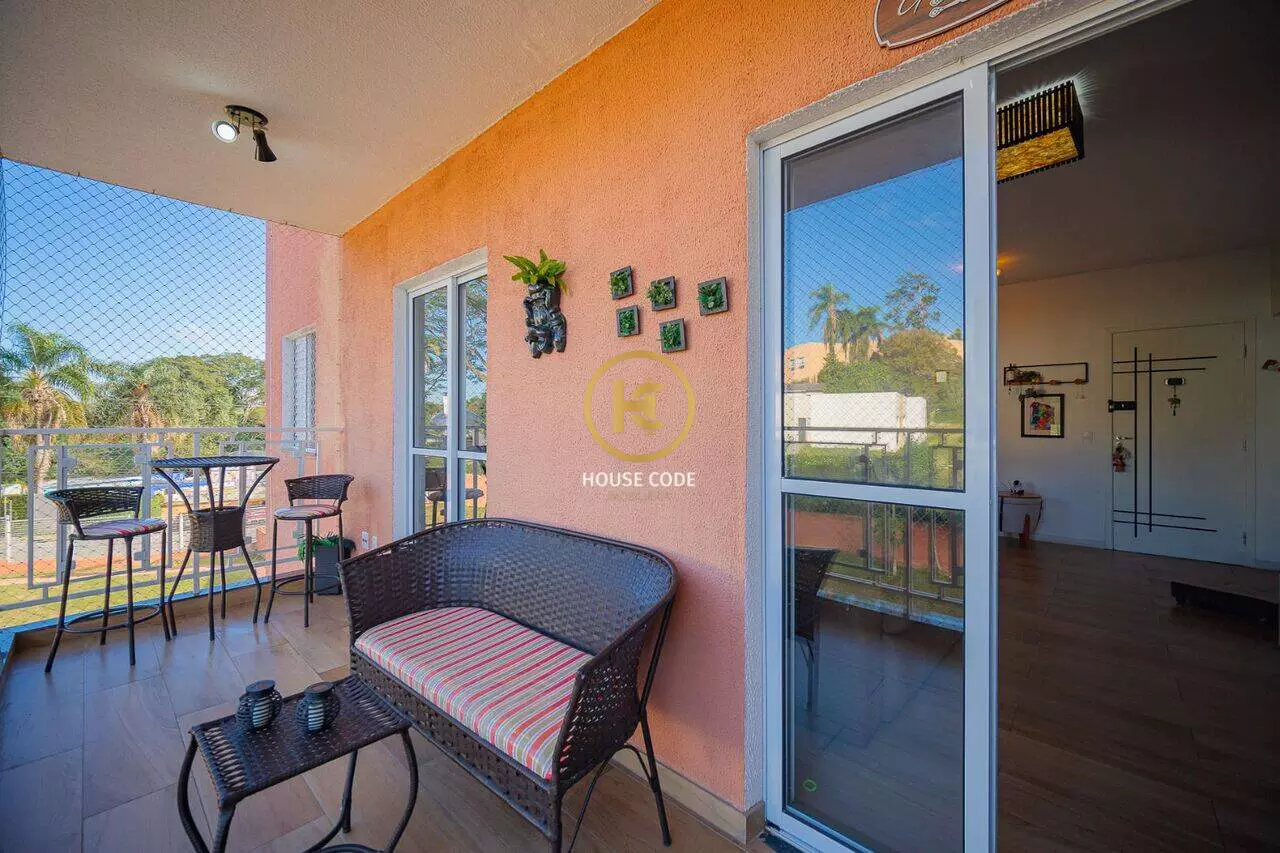 Apartamento na Chácara Pavoeiro, em Cotia, com 89 m², suíte, varanda gourmet com churrasqueira e condomínio completo.