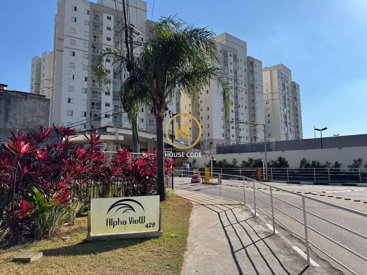 Apartamento no Condomínio Alphaview, em Barueri, com 72 m², suíte, sacada envidraçada e lazer completo.