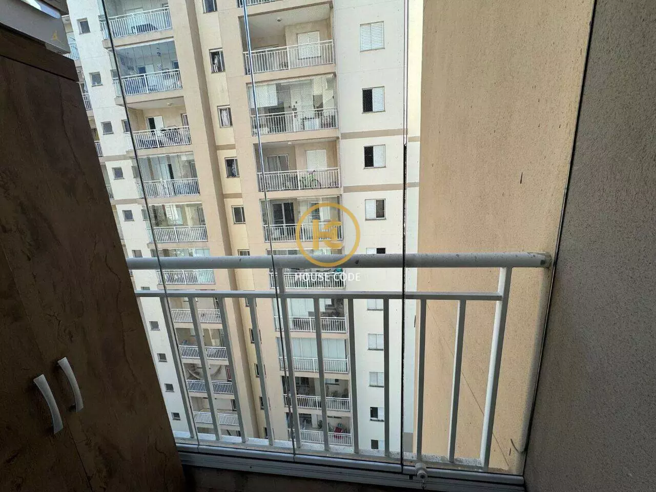 Apartamento no Condomínio Alphaview, em Barueri, com 72 m², suíte, sacada envidraçada e lazer completo.