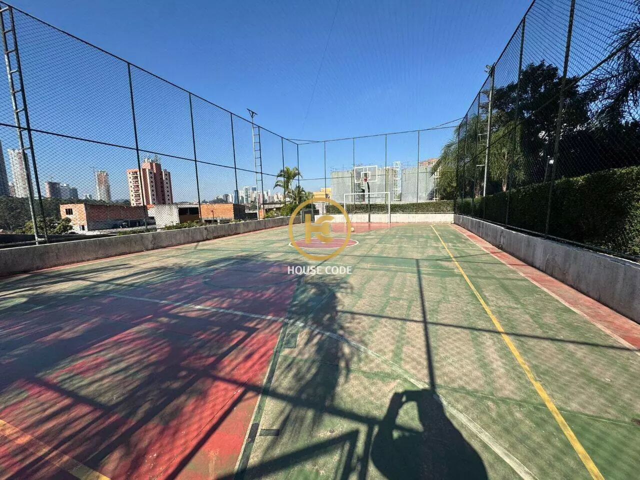 Apartamento no Condomínio Alphaview, em Barueri, com 72 m², suíte, sacada envidraçada e lazer completo.