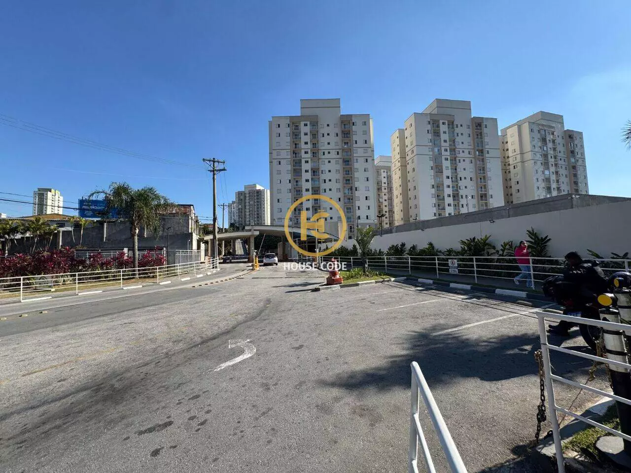 Apartamento no Condomínio Alphaview, em Barueri, com 72 m², suíte, sacada envidraçada e lazer completo.