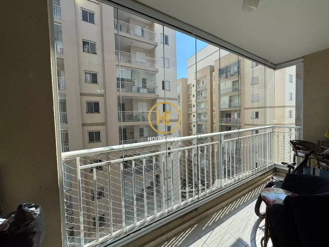 Apartamento no Condomínio Alphaview, em Barueri, com 72 m², suíte, sacada envidraçada e lazer completo.