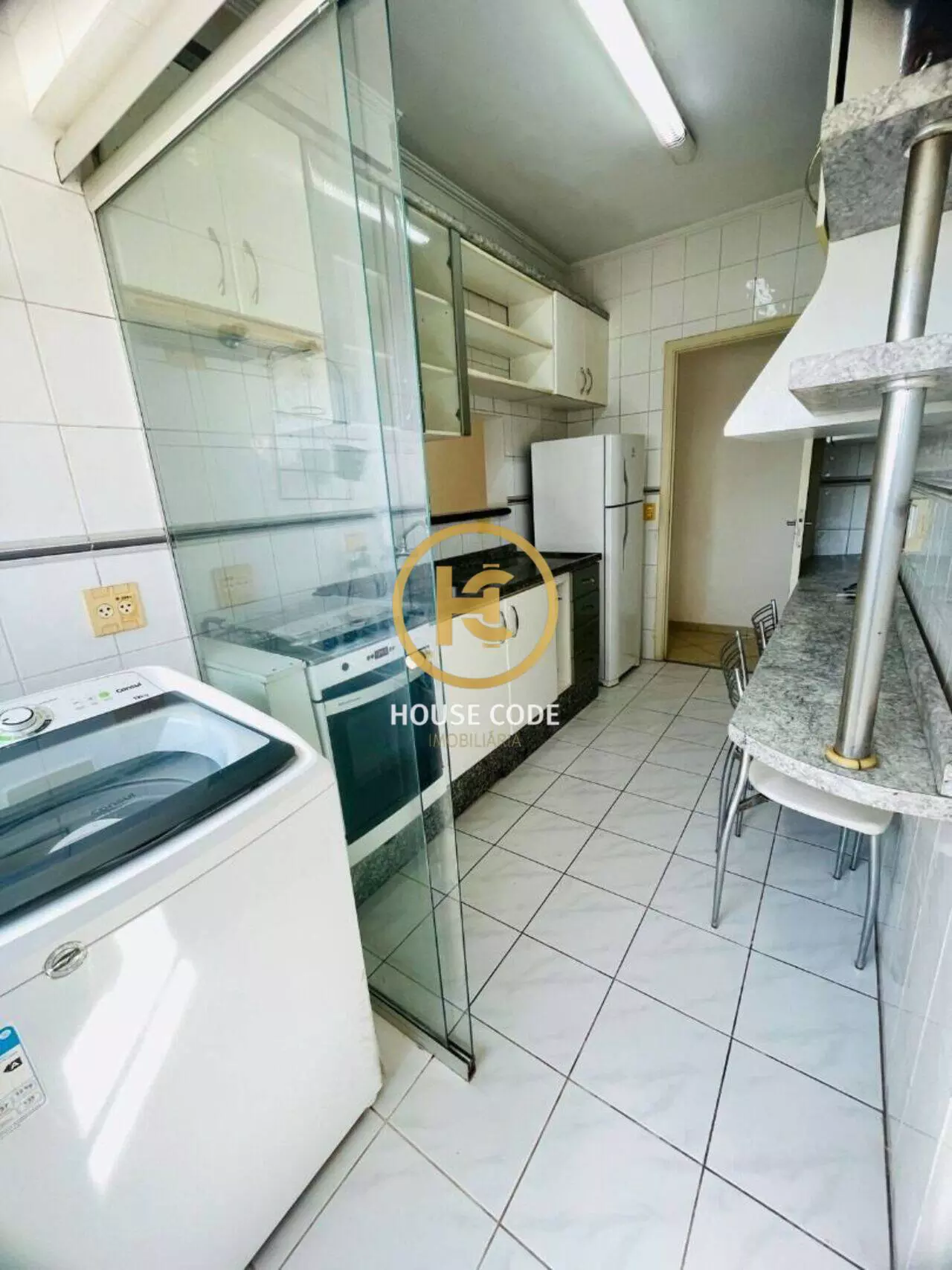 Apartamento no Edifício Fatto em Barueri com 58 m², dois dormitórios com armários, varanda, andar alto e condomínio com lazer completo.