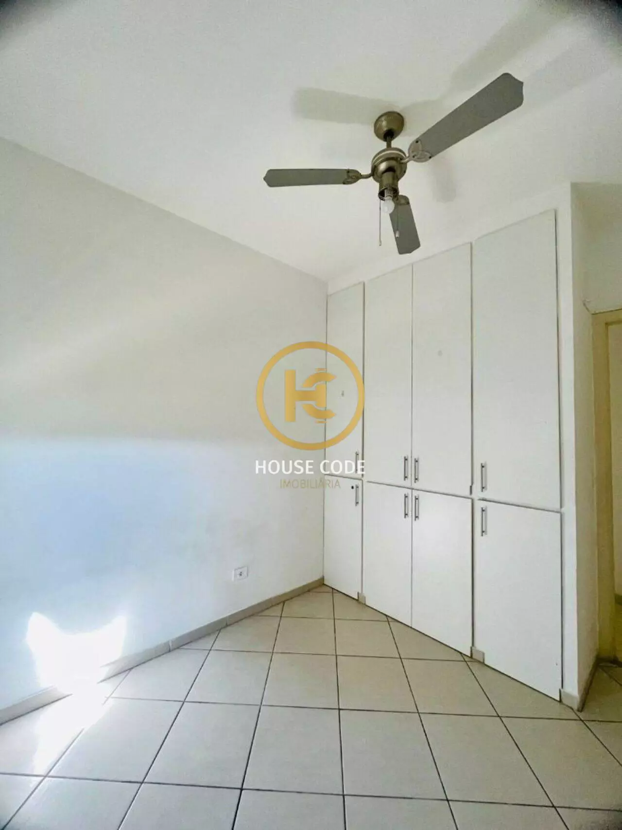 Apartamento no Edifício Fatto em Barueri com 58 m², dois dormitórios com armários, varanda, andar alto e condomínio com lazer completo.