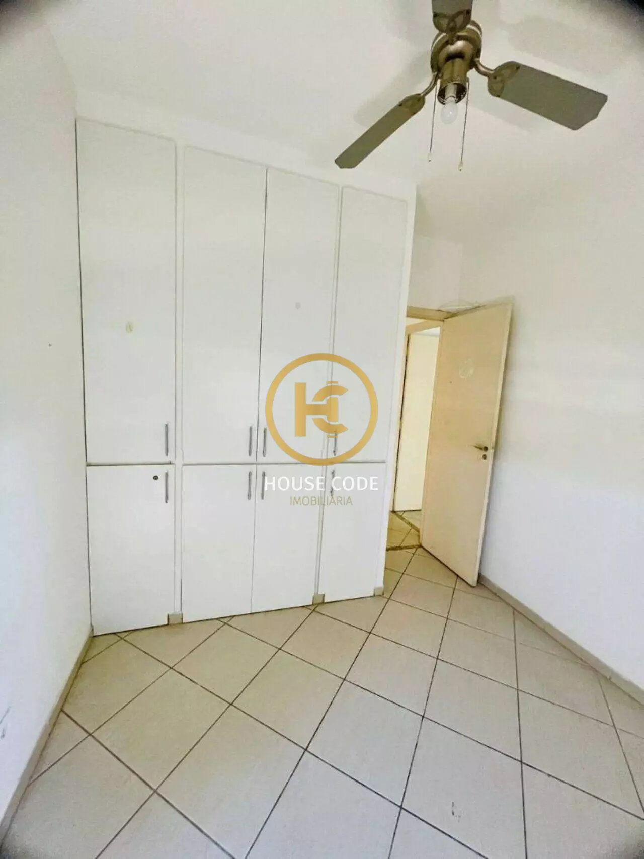 Apartamento no Edifício Fatto em Barueri com 58 m², dois dormitórios com armários, varanda, andar alto e condomínio com lazer completo.