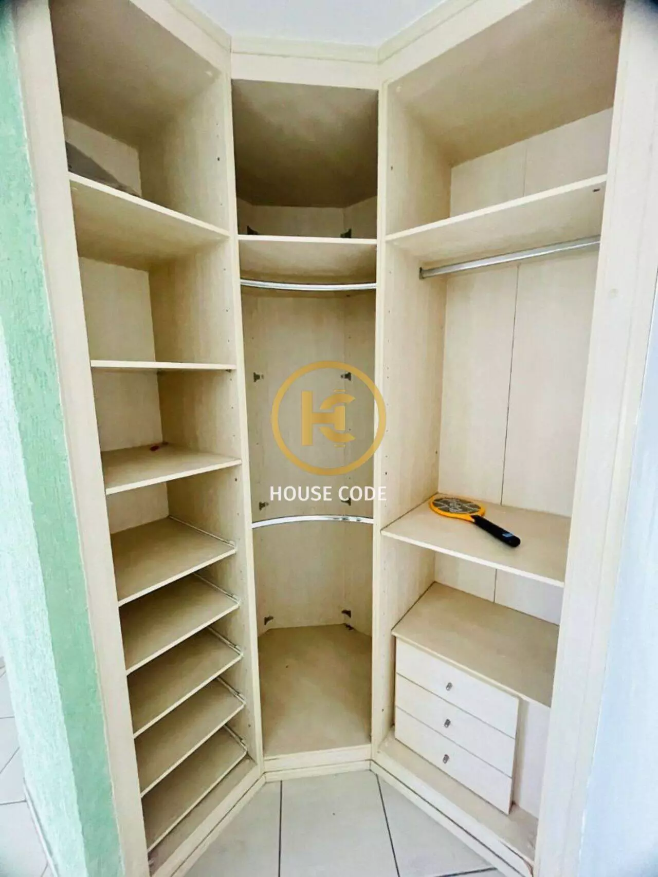 Apartamento no Edifício Fatto em Barueri com 58 m², dois dormitórios com armários, varanda, andar alto e condomínio com lazer completo.