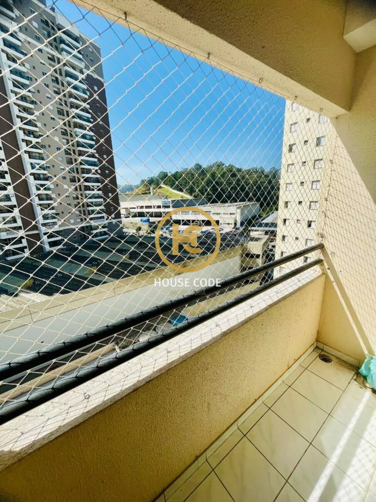 Apartamento no Edifício Fatto em Barueri com 58 m², dois dormitórios com armários, varanda, andar alto e condomínio com lazer completo.