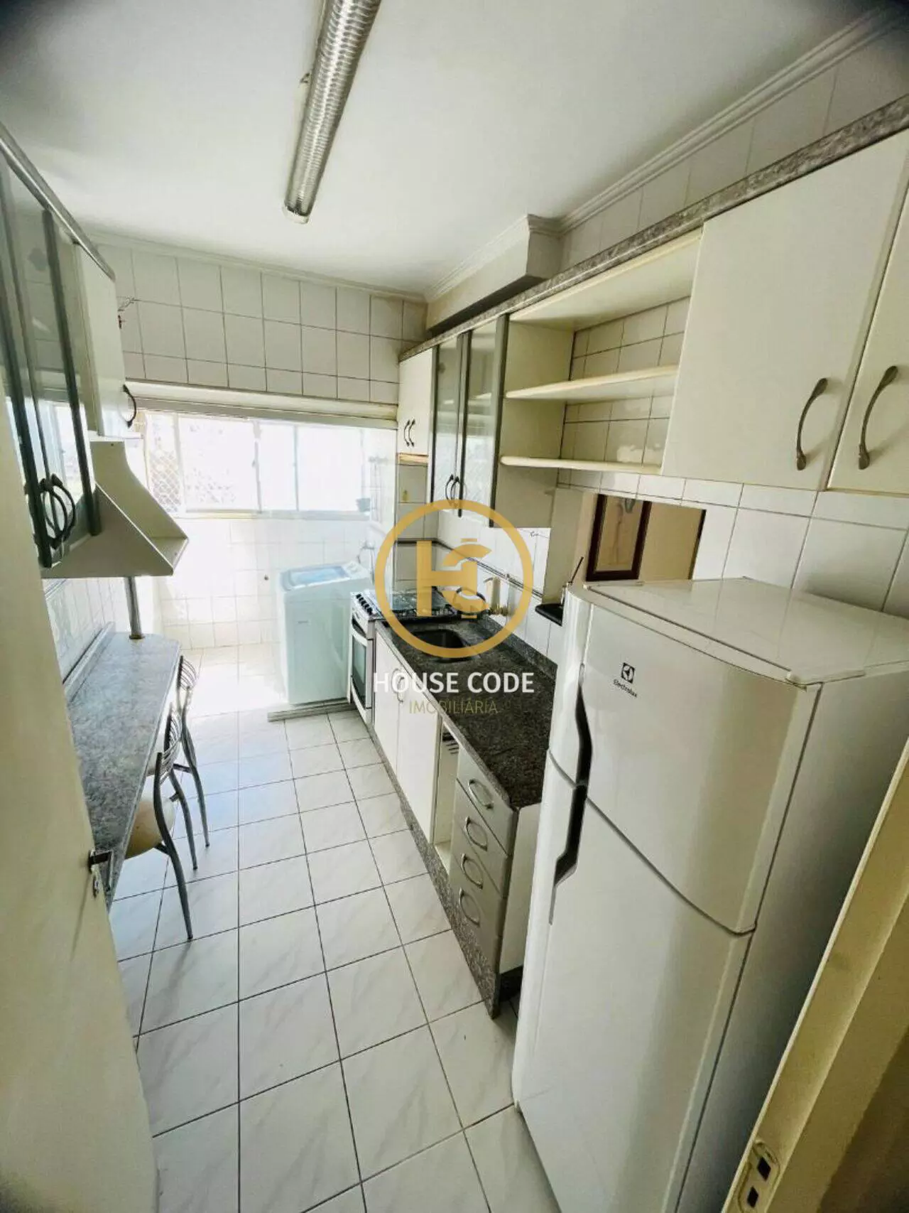 Apartamento no Edifício Fatto em Barueri com 58 m², dois dormitórios com armários, varanda, andar alto e condomínio com lazer completo.