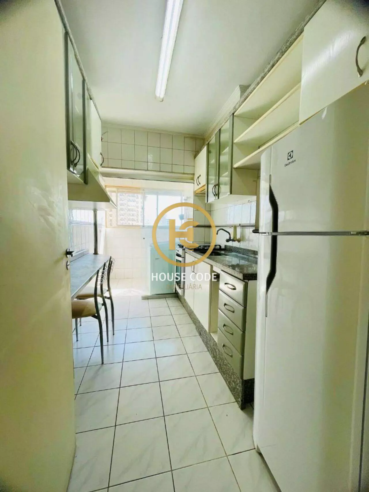 Apartamento no Edifício Fatto em Barueri com 58 m², dois dormitórios com armários, varanda, andar alto e condomínio com lazer completo.