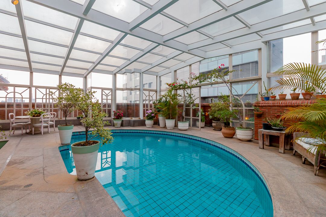 Cobertura duplex na Consolação com 580 m², piscina privativa, área gourmet coberta, quatro suítes e vista panorâmica de São Paulo.