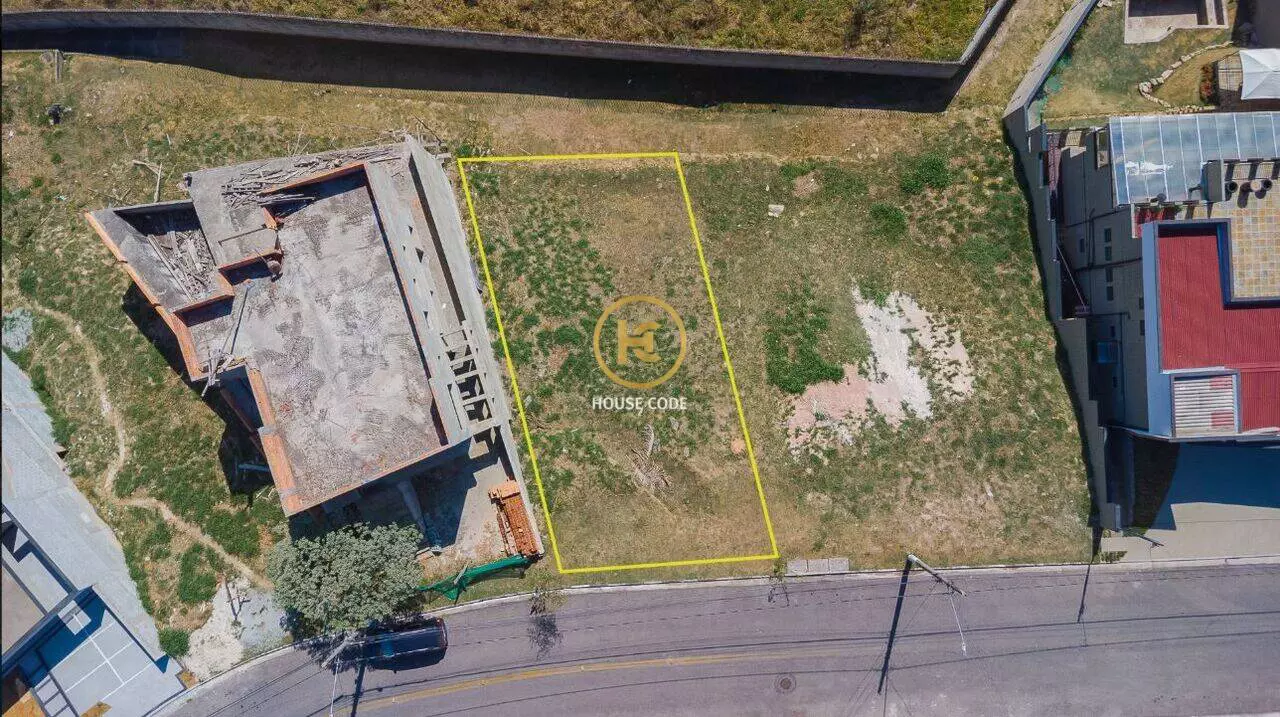 Terreno de 360 m² no Jardim Caiapia em Cotia, em condomínio fechado de alto padrão, com vista para área de preservação e pronto para construir.