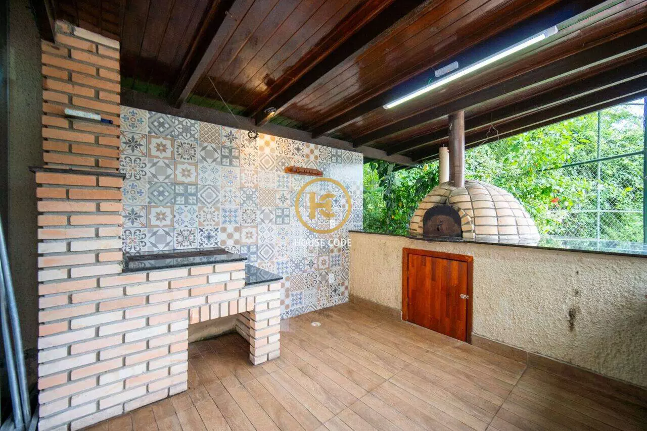 Terreno de 360 m² no Jardim Caiapia em Cotia, em condomínio fechado de alto padrão, com vista para área de preservação e pronto para construir.