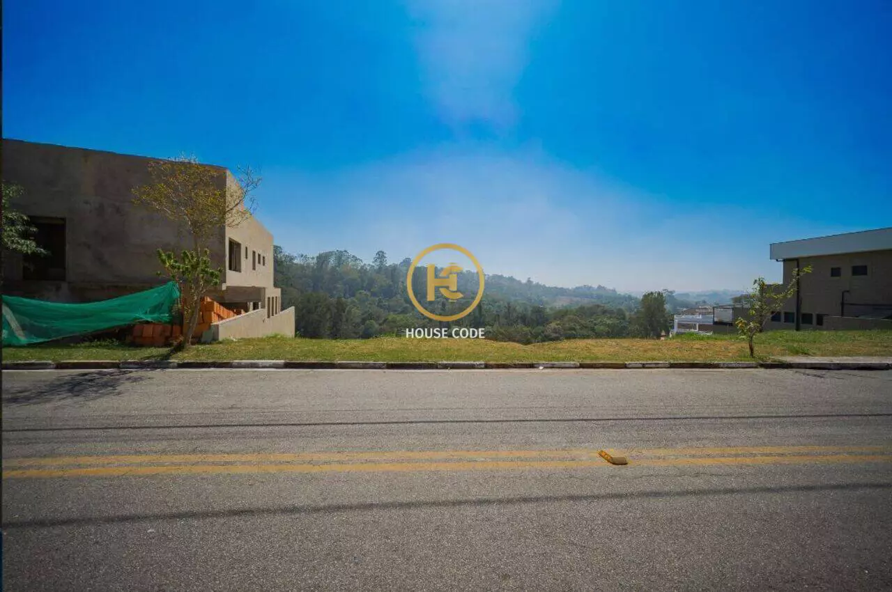 Terreno de 360 m² no Jardim Caiapia em Cotia, em condomínio fechado de alto padrão, com vista para área de preservação e pronto para construir.