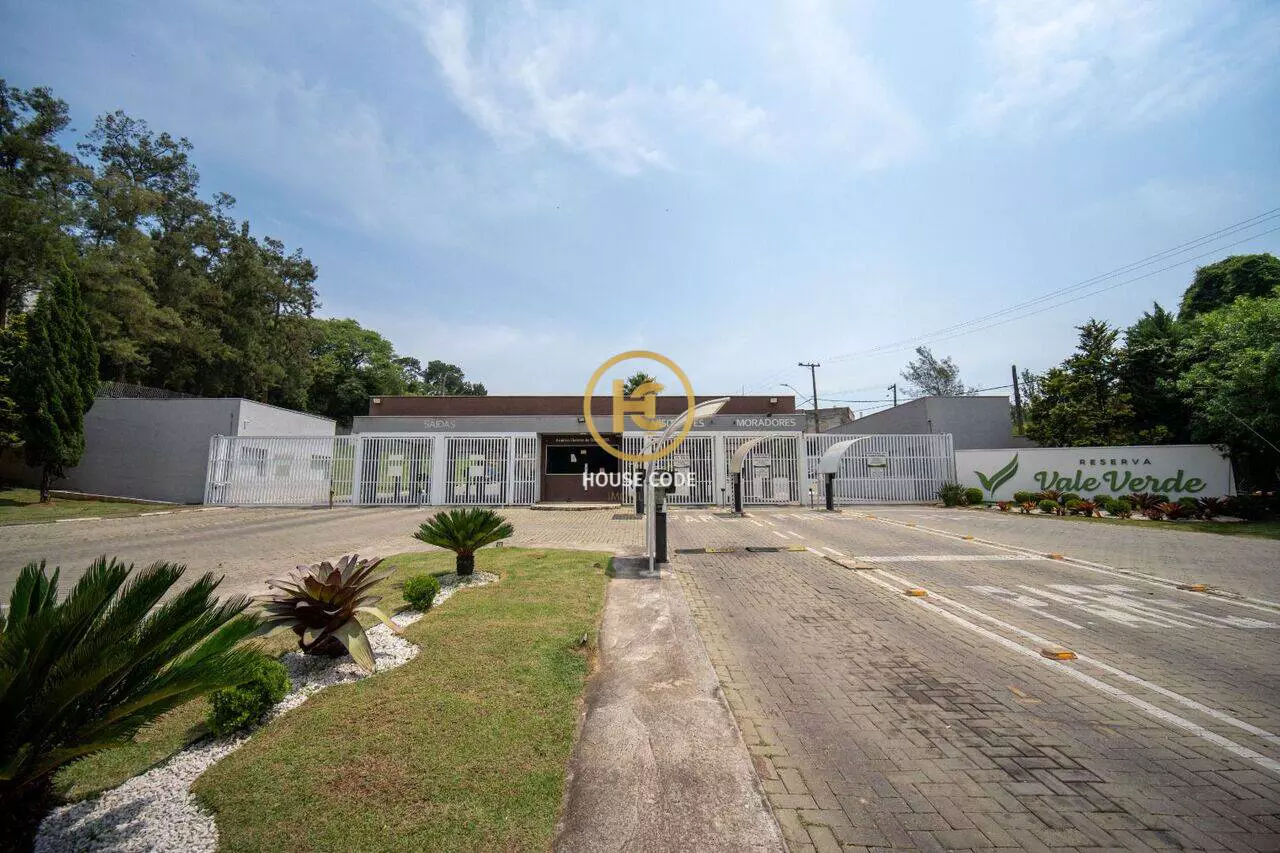 Terreno de 360 m² no Jardim Caiapia em Cotia, em condomínio fechado de alto padrão, com vista para área de preservação e pronto para construir.