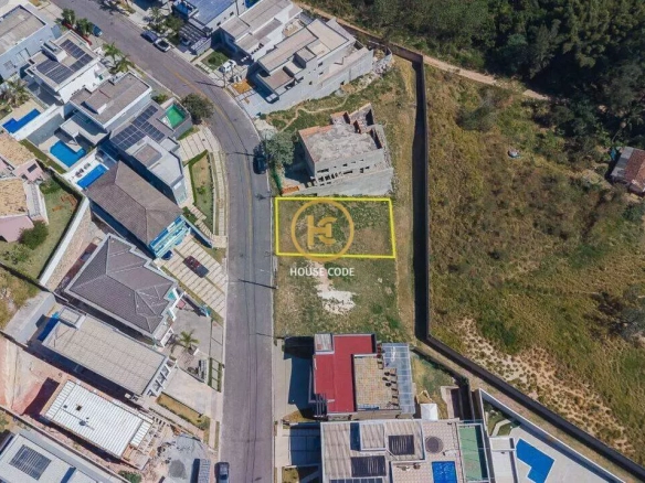 Terreno de 360 m² no Jardim Caiapia em Cotia, em condomínio fechado de alto padrão, com vista para área de preservação e pronto para construir.
