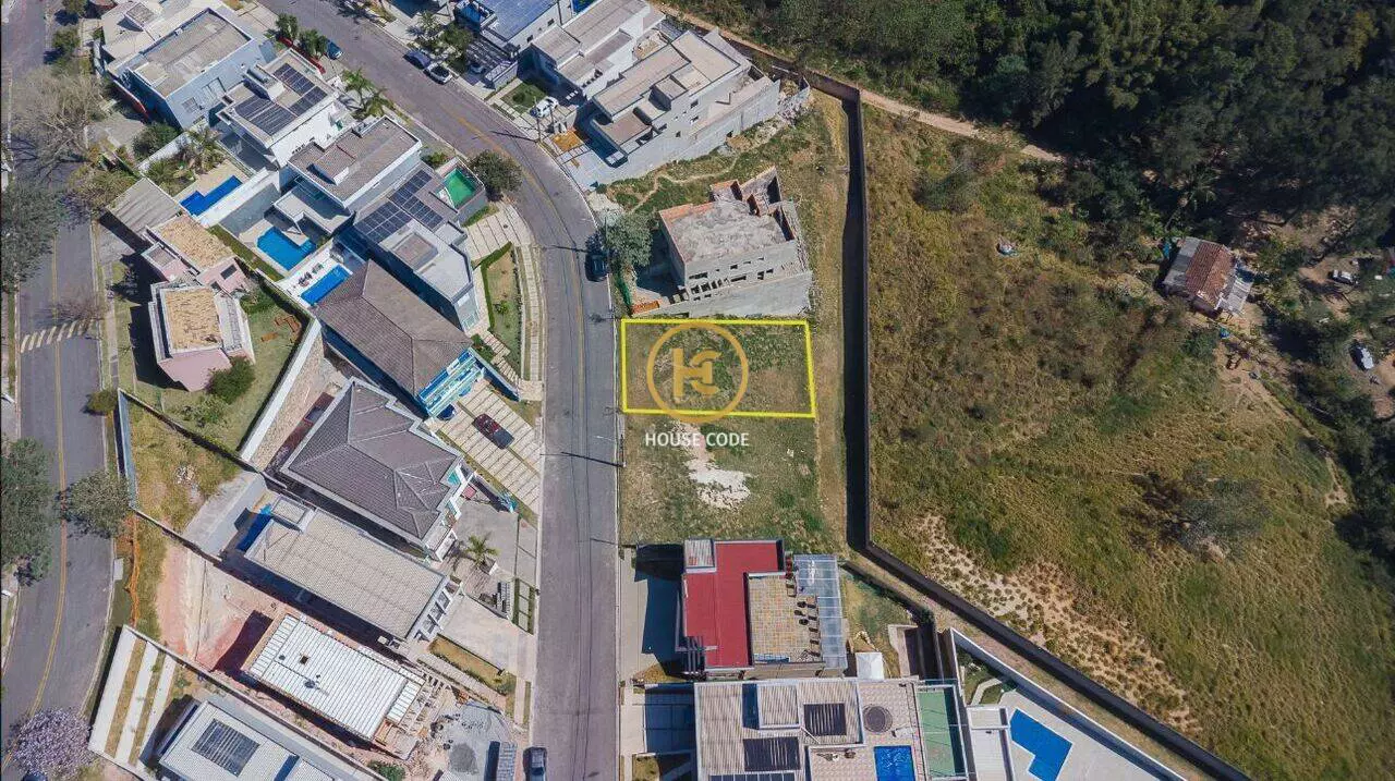 Terreno de 360 m² no Jardim Caiapia em Cotia, em condomínio fechado de alto padrão, com vista para área de preservação e pronto para construir.