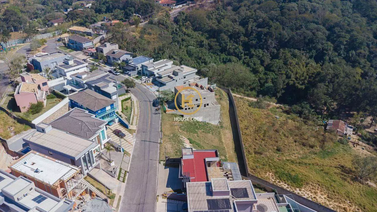 Terreno de 360 m² no Jardim Caiapia em Cotia, em condomínio fechado de alto padrão, com vista para área de preservação e pronto para construir.