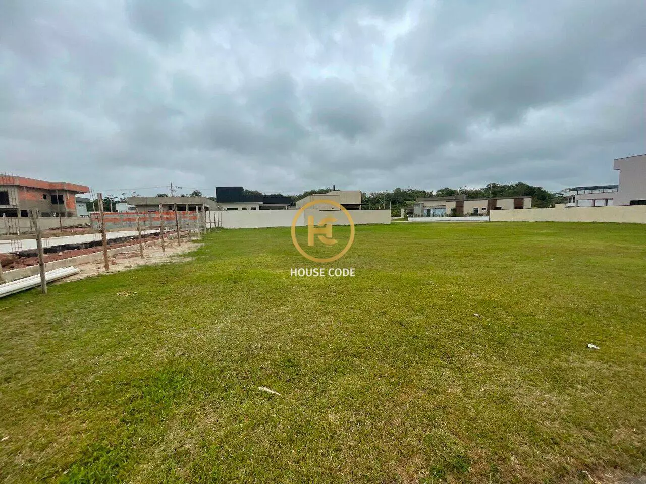 Terreno plano em condomínio fechado no Jd São Francisco em Peruíbe com 360 m², lazer completo e segurança 24 horas.