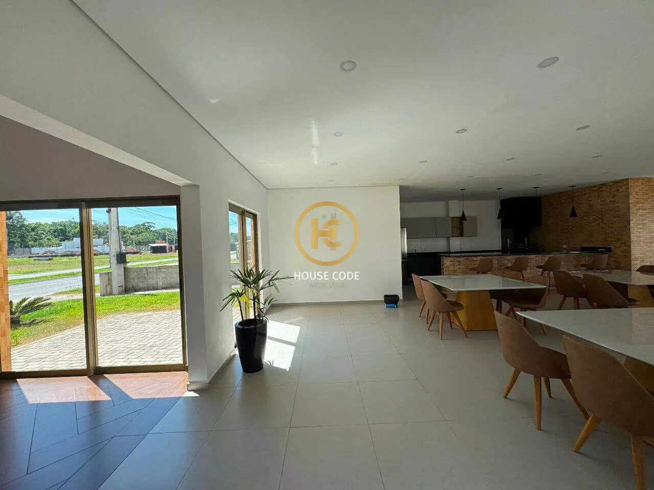 Terreno plano em condomínio fechado no Jd São Francisco em Peruíbe com 360 m², lazer completo e segurança 24 horas.