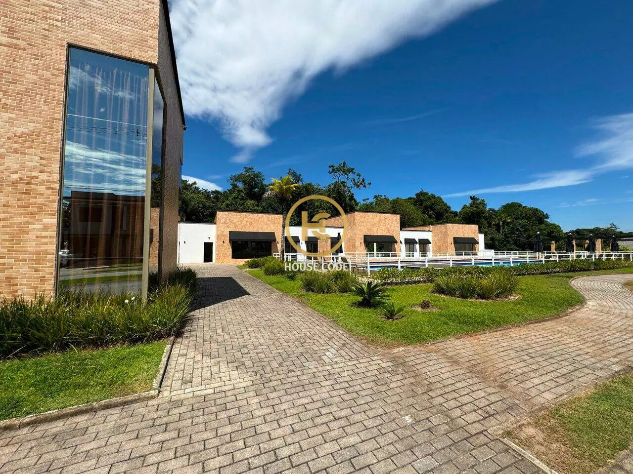 Terreno plano em condomínio fechado no Jd São Francisco em Peruíbe com 360 m², lazer completo e segurança 24 horas.