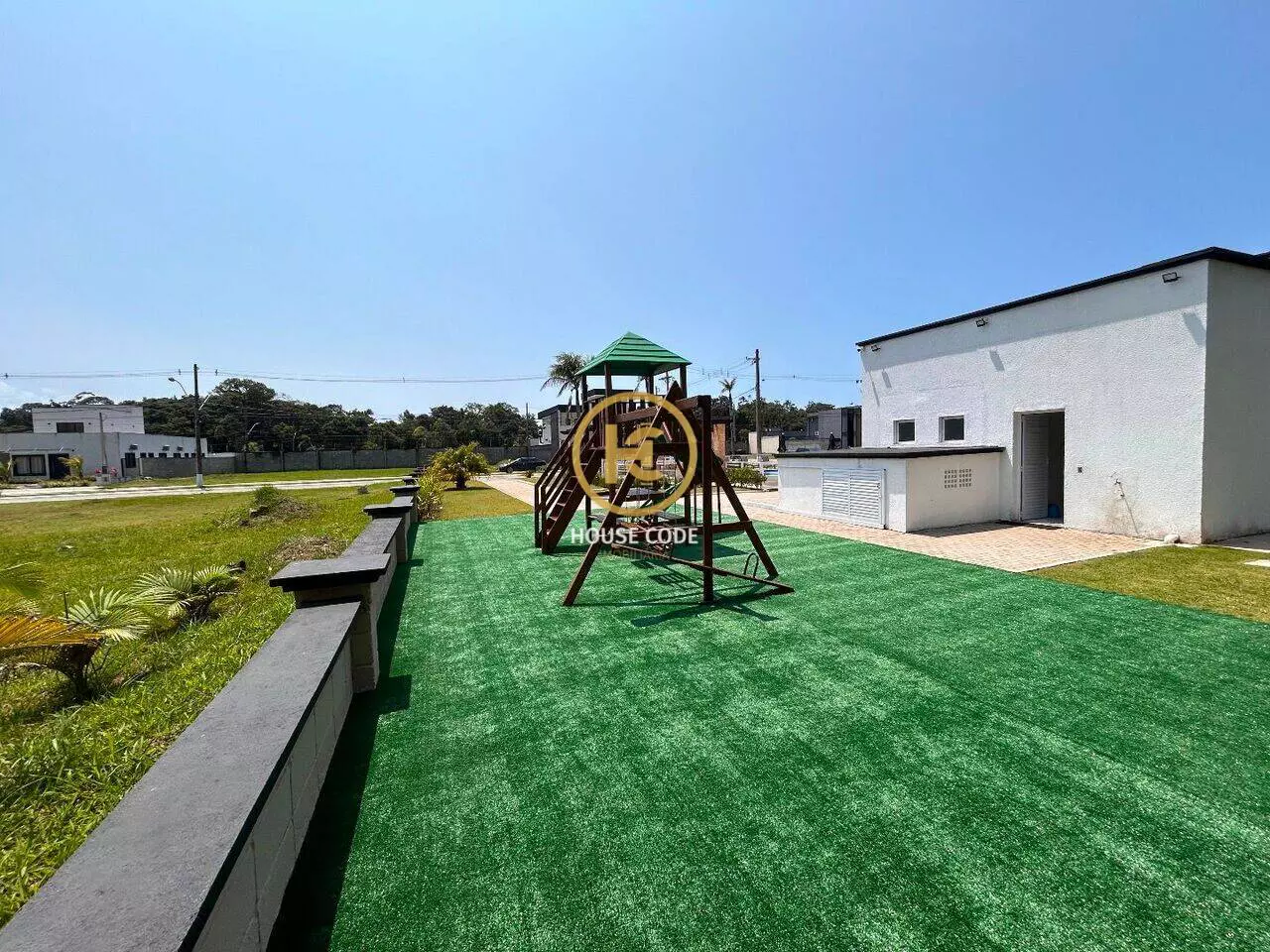 Terreno plano em condomínio fechado no Jd São Francisco em Peruíbe com 360 m², lazer completo e segurança 24 horas.