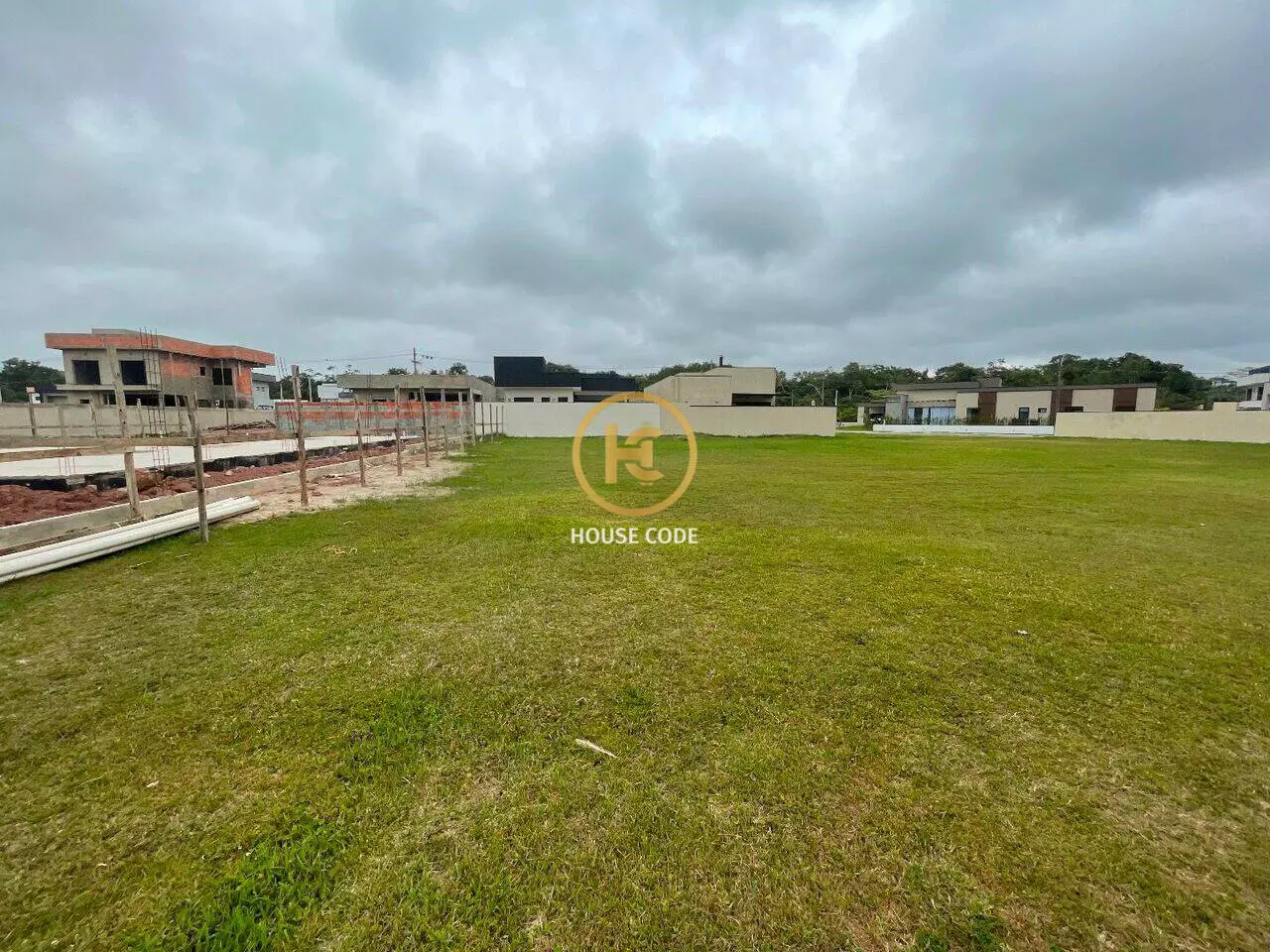 Terreno plano em condomínio fechado no Jd São Francisco em Peruíbe com 360 m², lazer completo e segurança 24 horas.