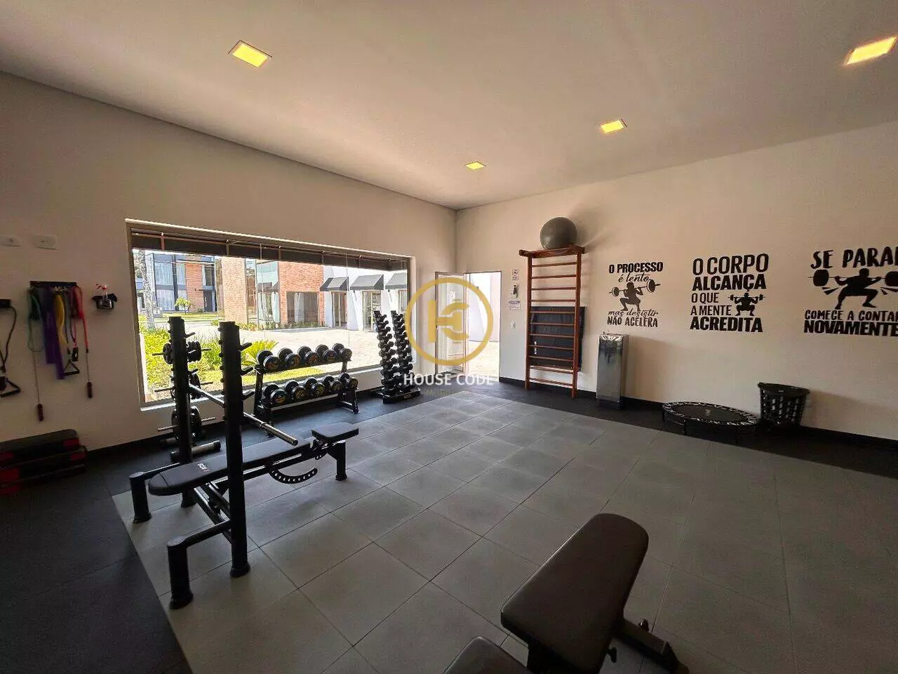 Terreno plano em condomínio fechado no Jd São Francisco em Peruíbe com 360 m², lazer completo e segurança 24 horas.