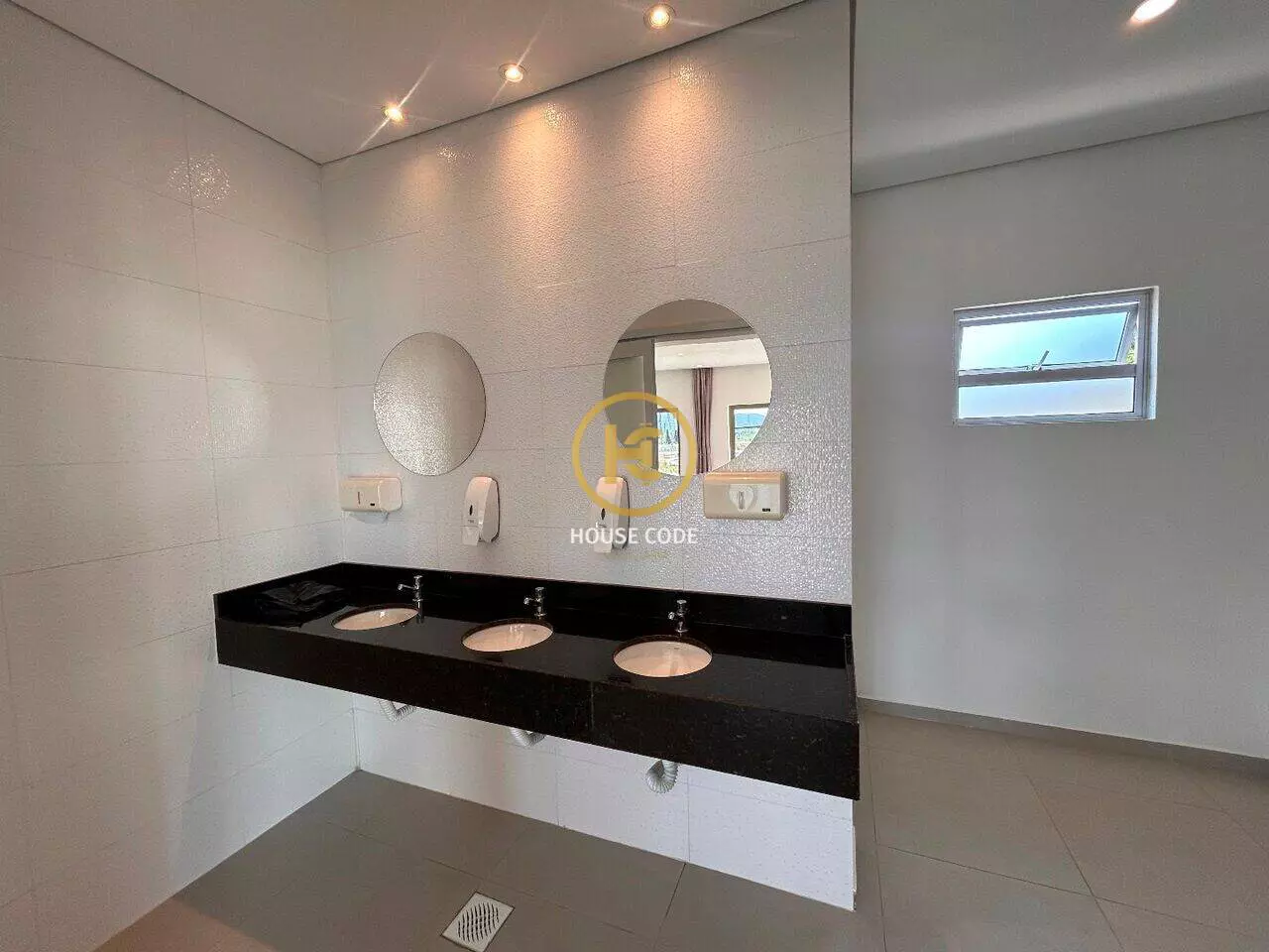 Terreno plano em condomínio fechado no Jd São Francisco em Peruíbe com 360 m², lazer completo e segurança 24 horas.