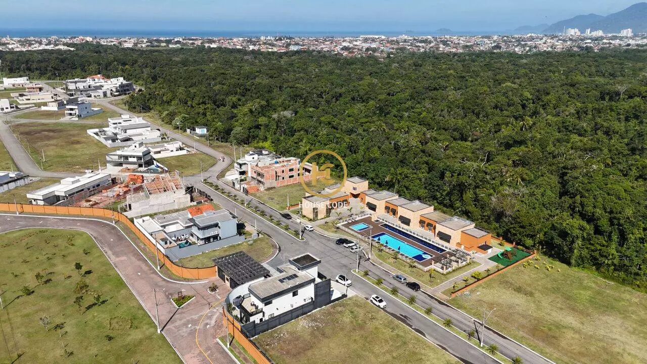 Terreno plano em condomínio fechado no Jd São Francisco em Peruíbe com 360 m², lazer completo e segurança 24 horas.