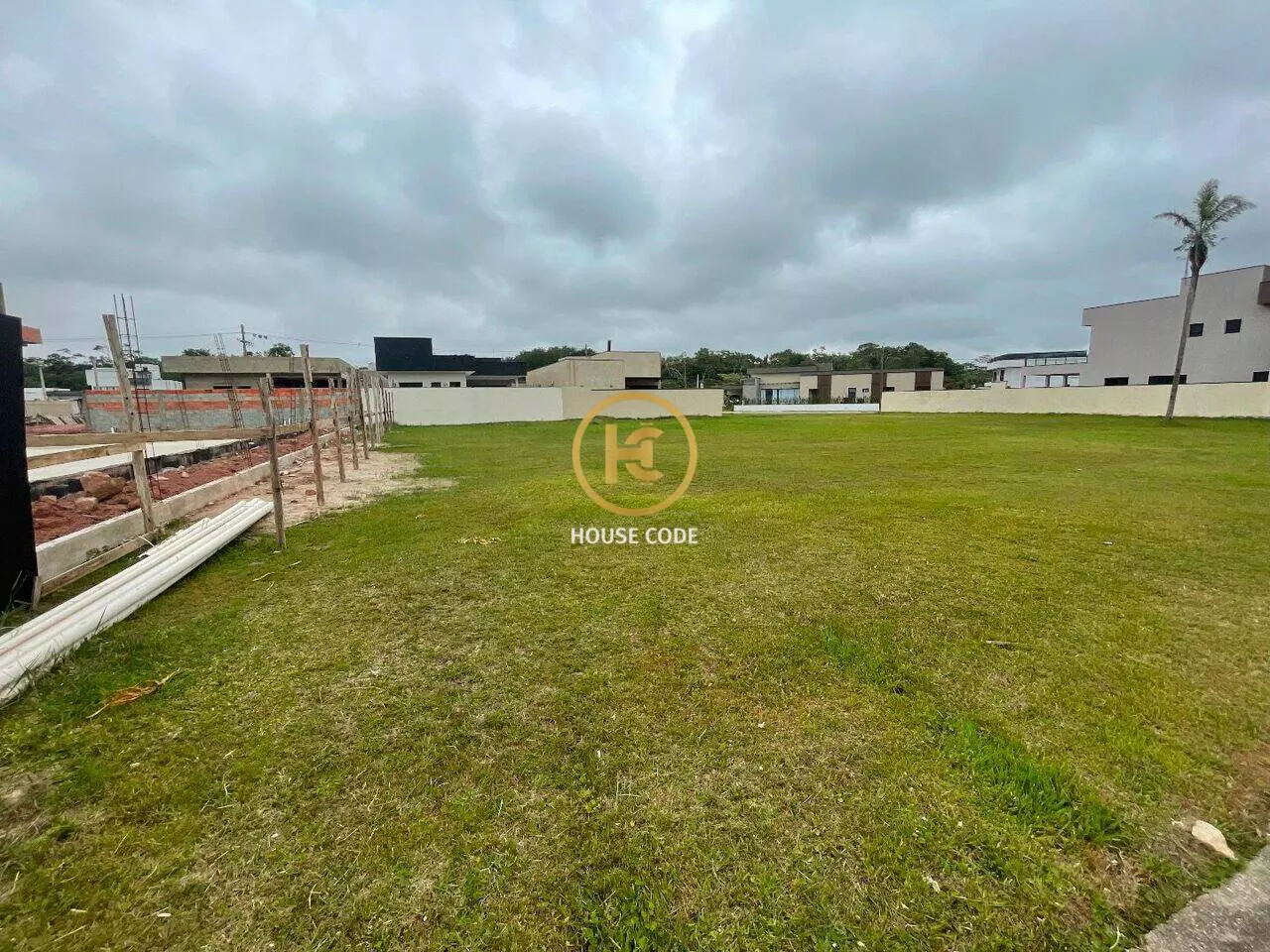 Terreno plano em condomínio fechado no Jd São Francisco em Peruíbe com 360 m², lazer completo e segurança 24 horas.