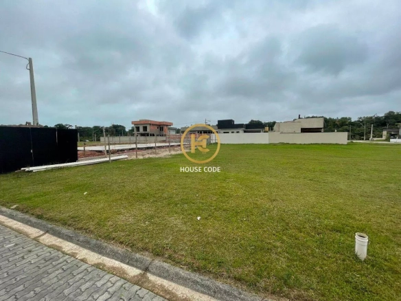 Terreno plano em condomínio fechado no Jd São Francisco em Peruíbe com 360 m², lazer completo e segurança 24 horas.