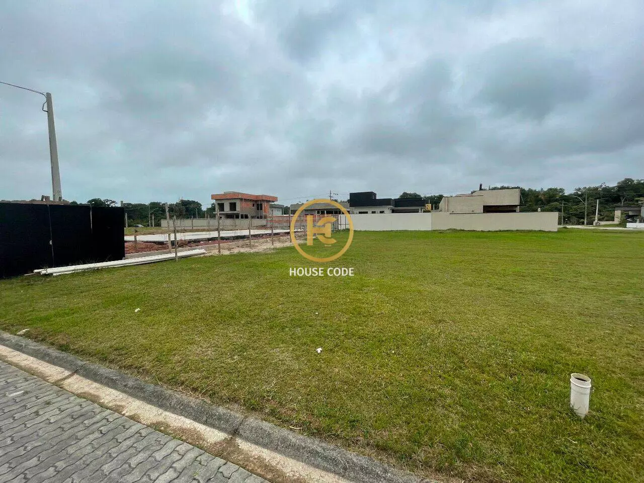 Terreno plano em condomínio fechado no Jd São Francisco em Peruíbe com 360 m², lazer completo e segurança 24 horas.