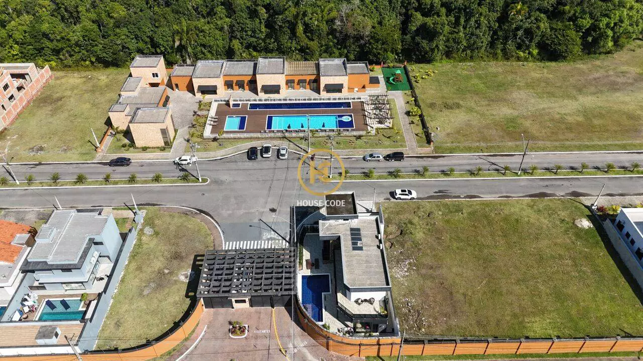 Terreno plano em condomínio fechado no Jd São Francisco em Peruíbe com 360 m², lazer completo e segurança 24 horas.