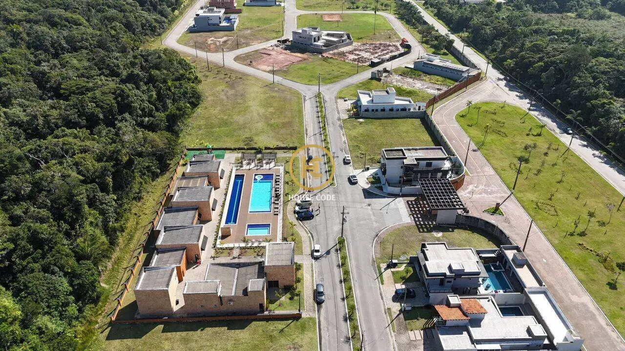 Terreno plano em condomínio fechado no Jd São Francisco em Peruíbe com 360 m², lazer completo e segurança 24 horas.