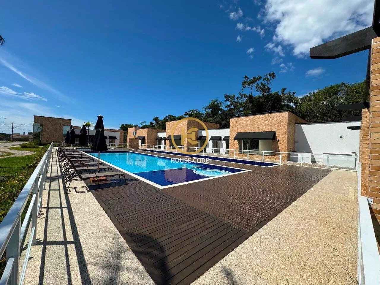 Terreno plano em condomínio fechado no Jd São Francisco em Peruíbe com 360 m², lazer completo e segurança 24 horas.