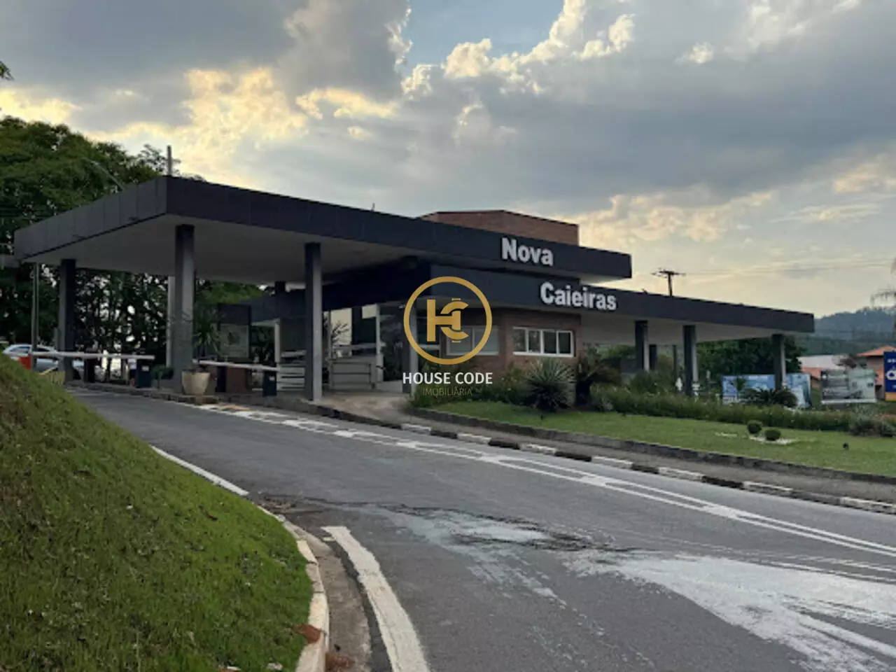 Terreno no Condomínio Nova Caieiras em Caieiras com 455 m², localização privilegiada próxima à portaria e infraestrutura completa.