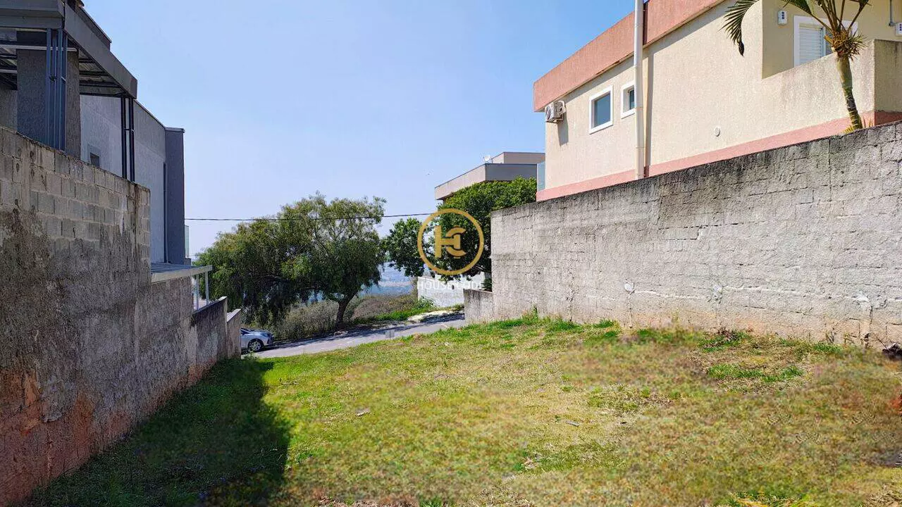 Terreno em condomínio fechado em Pitas Cotia com 252 m², vista para área verde, rua sem saída e infraestrutura completa de lazer.
