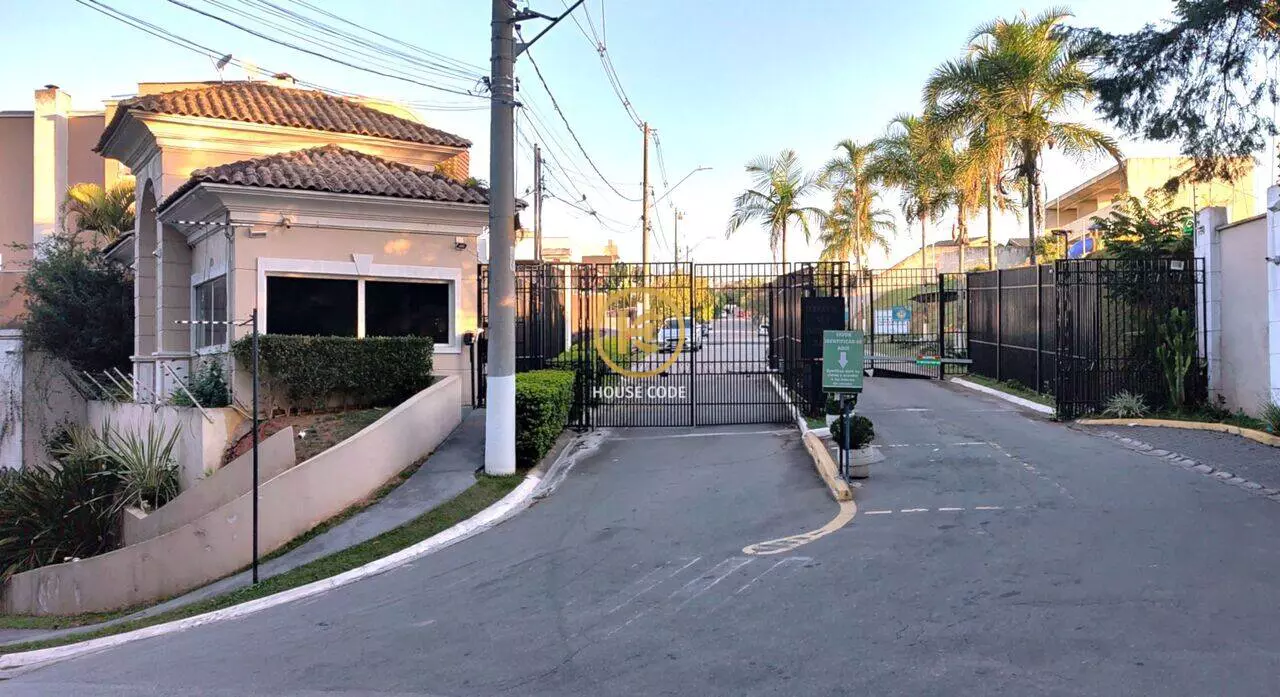 Terreno em condomínio fechado em Pitas Cotia com 252 m², vista para área verde, rua sem saída e infraestrutura completa de lazer.