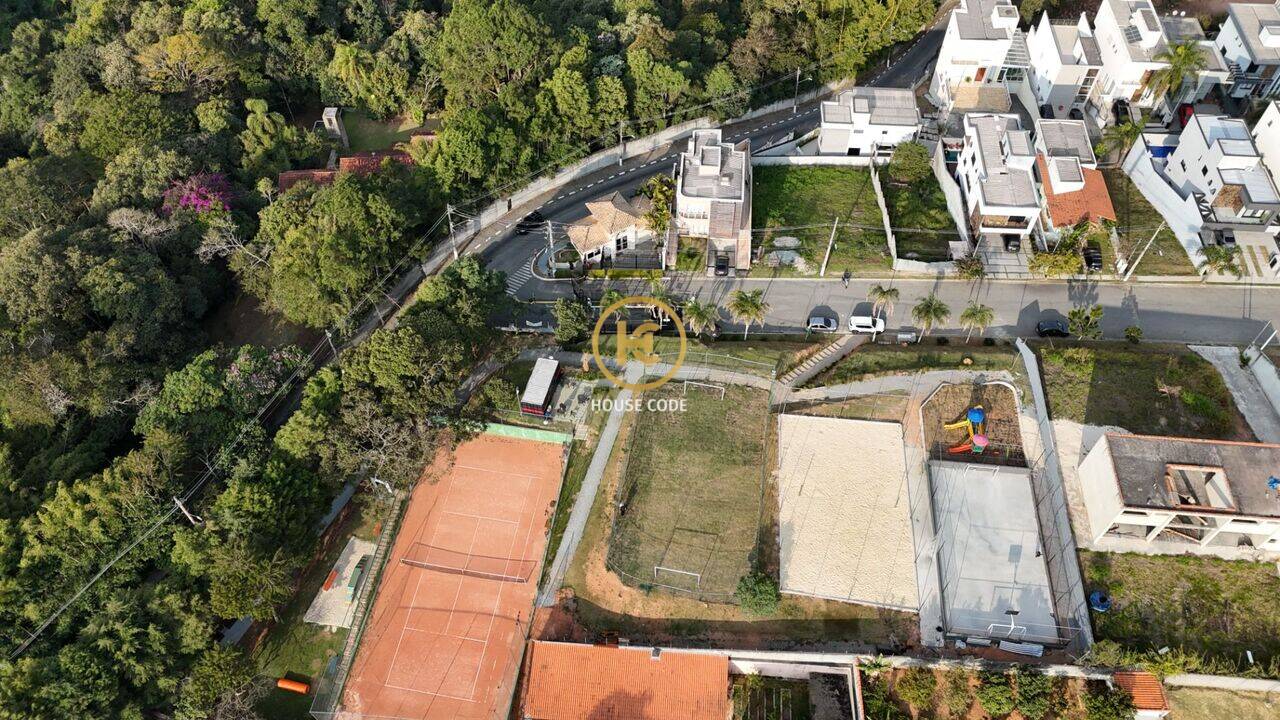 Terreno em condomínio fechado em Pitas Cotia com 252 m², vista para área verde, rua sem saída e infraestrutura completa de lazer.