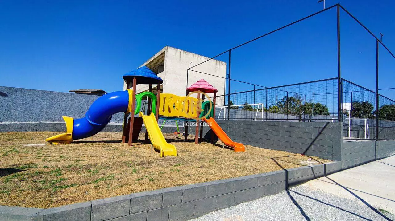 Terreno em condomínio fechado em Pitas Cotia com 252 m², vista para área verde, rua sem saída e infraestrutura completa de lazer.