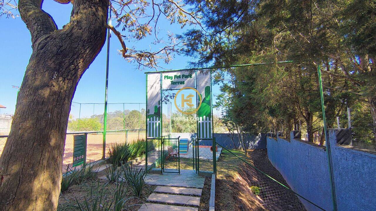 Terreno em condomínio fechado em Pitas Cotia com 252 m², vista para área verde, rua sem saída e infraestrutura completa de lazer.