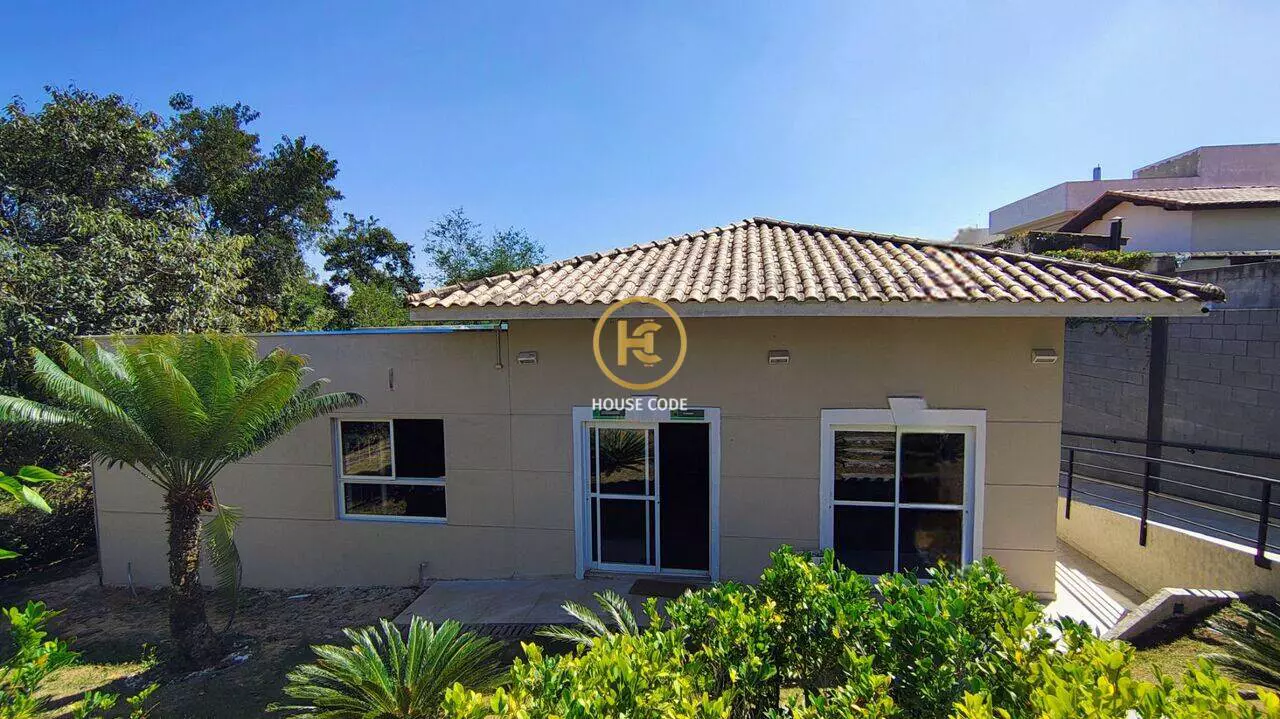 Terreno em condomínio fechado em Pitas Cotia com 252 m², vista para área verde, rua sem saída e infraestrutura completa de lazer.