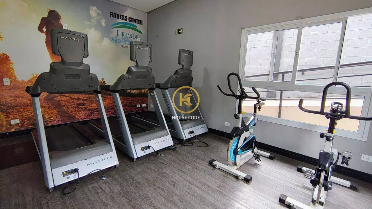 Terreno em condomínio fechado em Pitas Cotia com 252 m², vista para área verde, rua sem saída e infraestrutura completa de lazer.